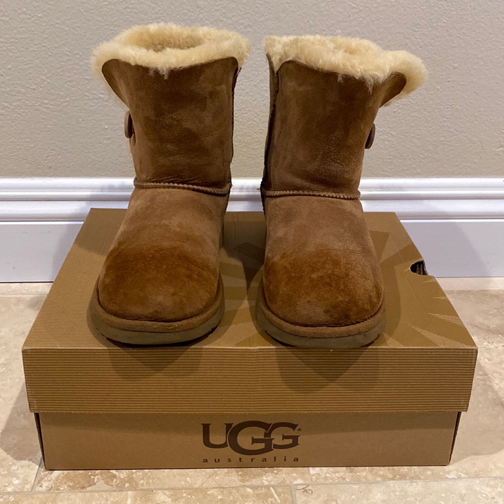 UGG K Bailey Button Big Kid size 4, chestnut color